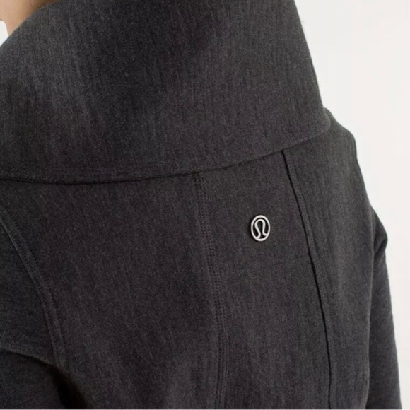 *rare* LULULEMON Virasana Blanket Wrap in Heathered Black, Black Zip Detail 6 - Picture 4 of 16